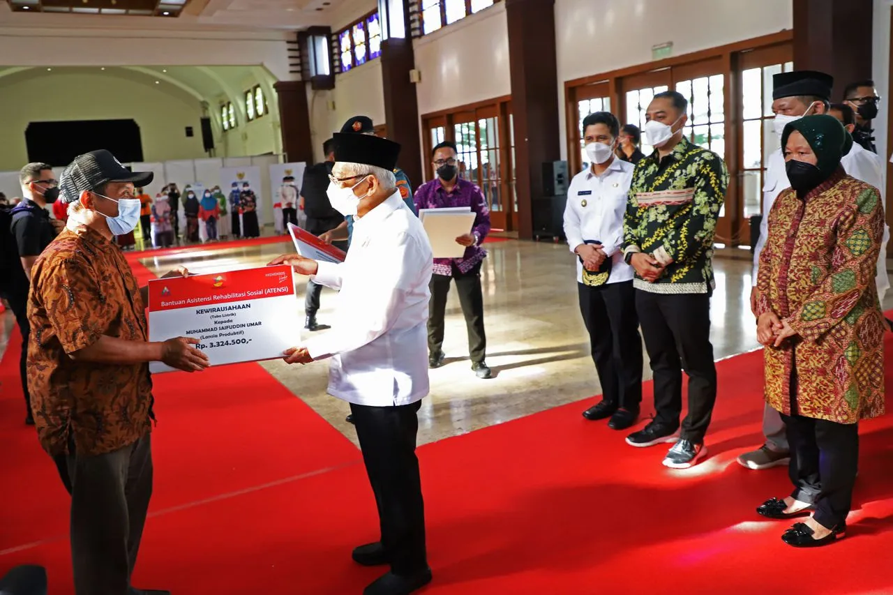 Dampingi Wapres Salurkan Bansos, Wali Kota Eri : Bantuan Ini untuk Modal Usaha