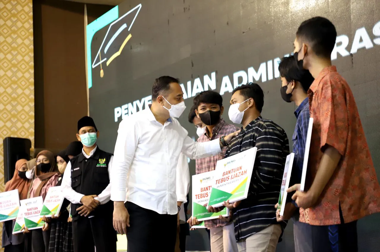 Pemkot Bersama Baznas Tebus Ijazah 729 Pelajar SMA di Surabaya
