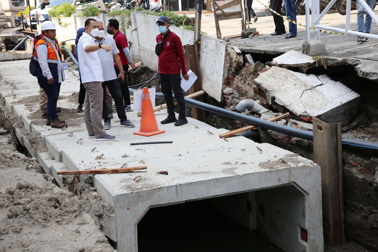 Koneksikan Saluran dengan Riol Belanda Cara baru Surabaya Atasi Genangan Pusat Kota