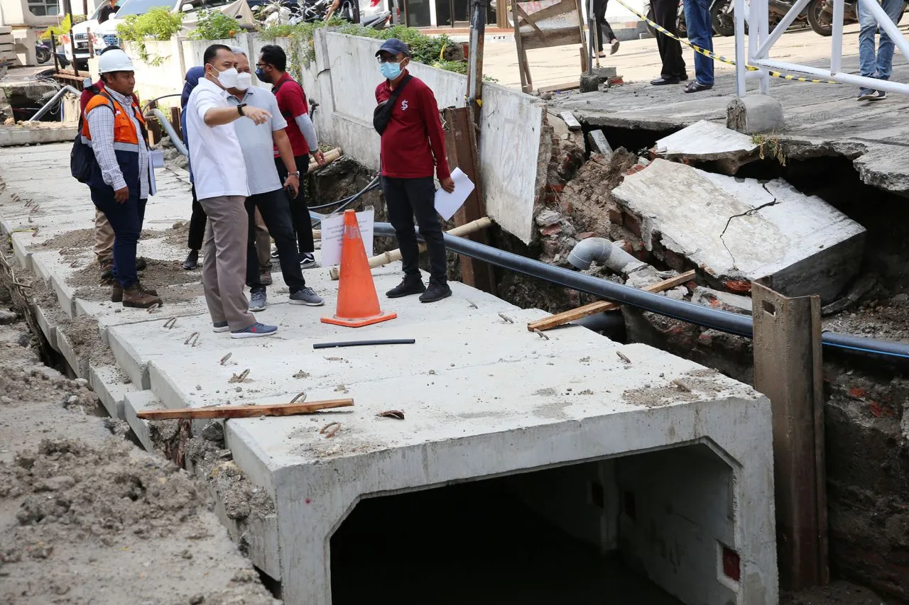 Koneksikan Saluran dengan Riol Belanda Cara baru Surabaya Atasi Genangan Pusat Kota