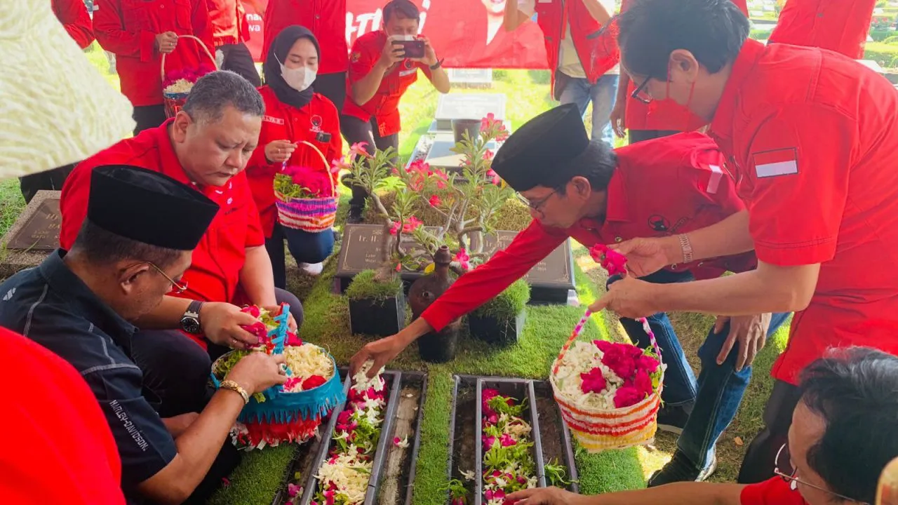 PDIP Surabaya Lakukan Ziarah ke Makam Pejuang Partai