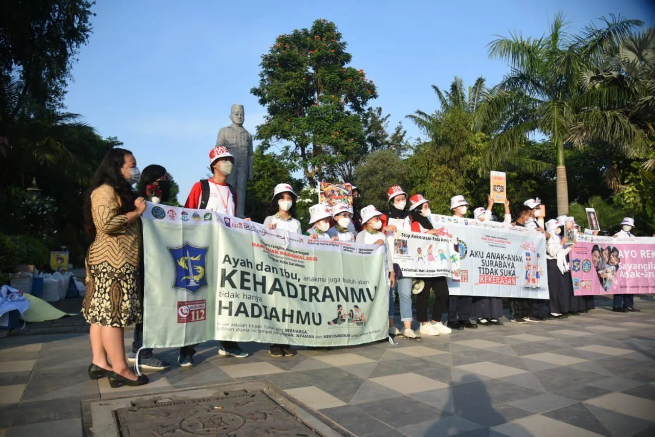 Pelajar di Surabaya Turun Ke Jalan, Gelar Aksi Stop Kekerasan pada Anak