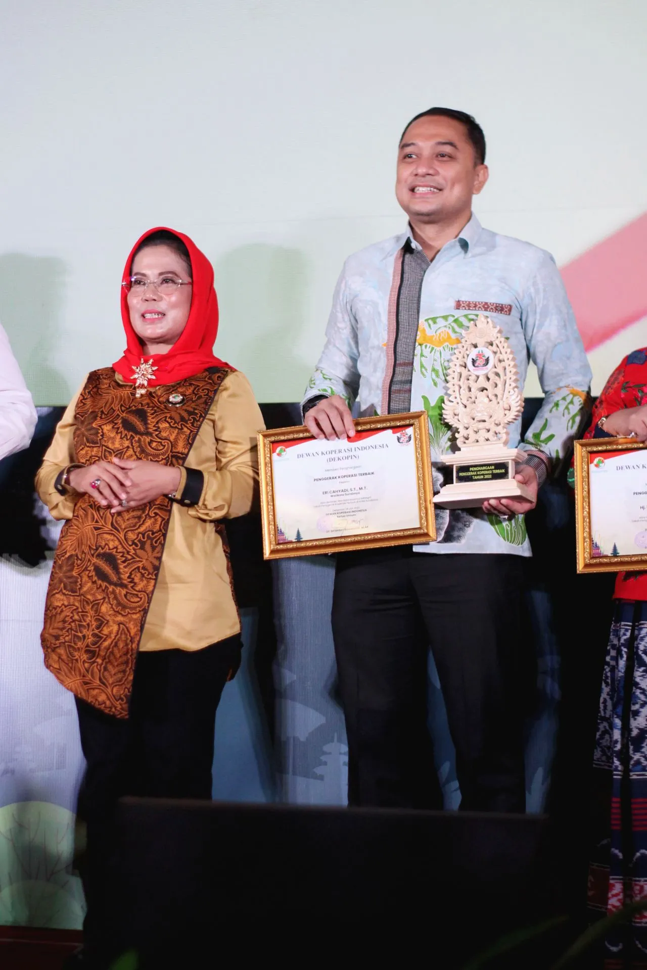 Wali Kota Surabaya Eri Cahyadi mendapatkan penghargaan Penggerak K