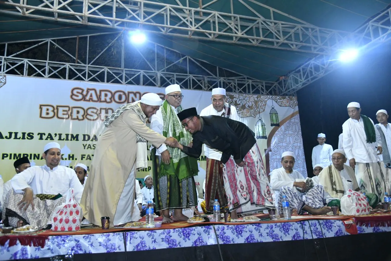 Dekat dengan Ulama, Bupati Sumenep Hadiri Saronggi Bersholawat