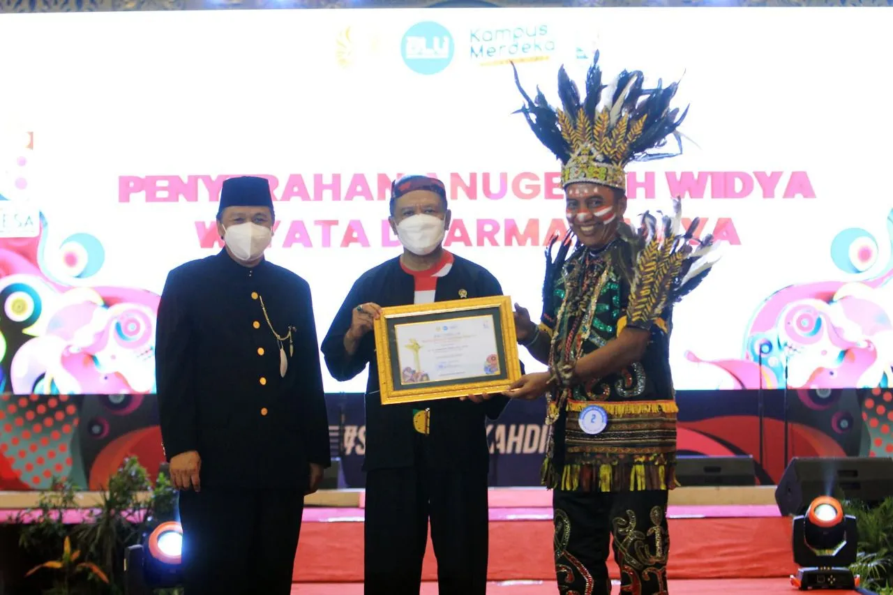 Sukses Lahirkan DBON, Menpora Amali Dapat Penghargaan Widya Wiyata Dharma Samya dari Unesa