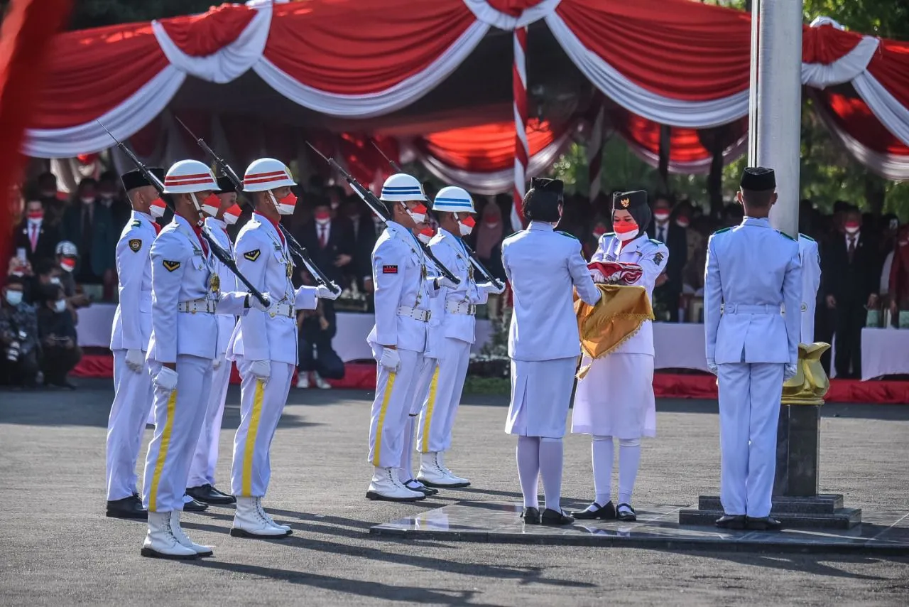 Ruth Siswi Keturunan Tionghoa Pembawa Baki Bendera Upacara HUT RI Ke-77 di Balai Kota Surabaya