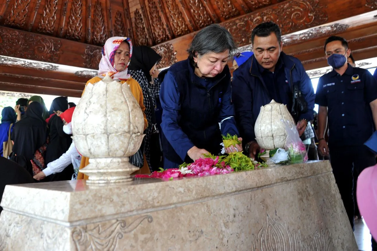 HUT Kemerdekaan RI Ke-77, NasDem Jatim Ziarah Makam Bung Karno di Blitar