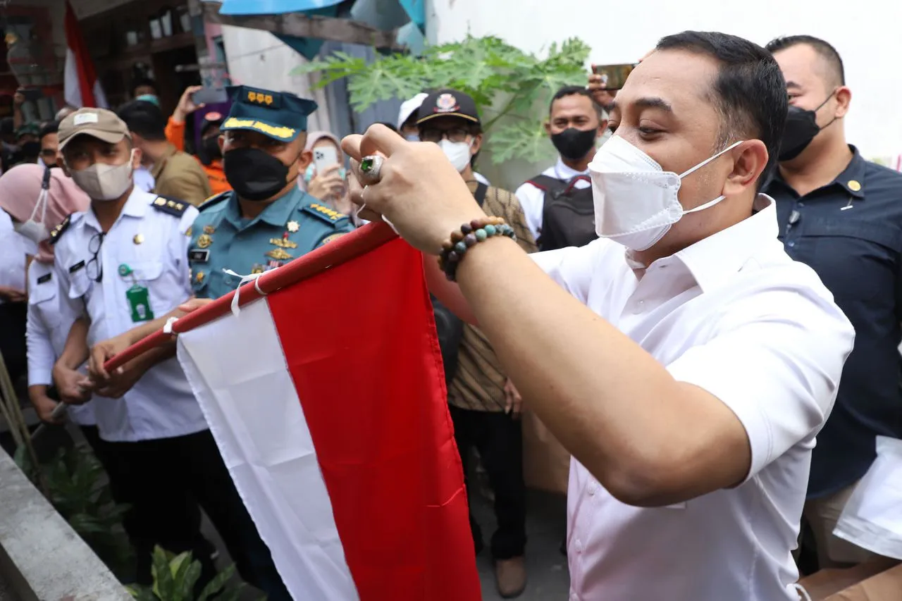 Telusuri Gang Sempit Kampung, Walikota Eri Cahyadi Bagikan Bendera Gratis