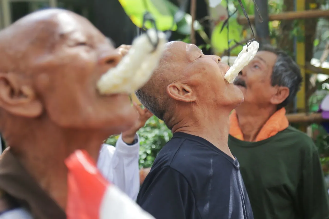 Seru! 181 Lansia di Surabaya Berlaga Lomba Makan Krupuk Piala HUT Kemerdekaan RI Ke-77
