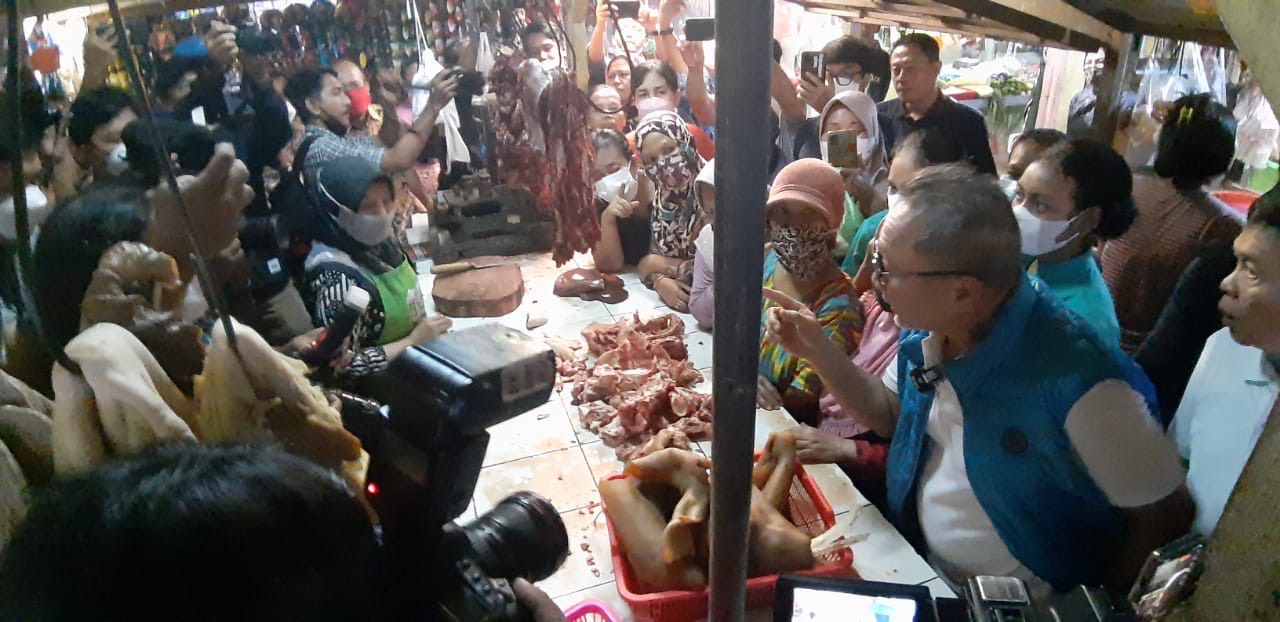 Kunjungi Pasar Dukuh Kupang, Mendag Zulhas: Harga Telur Masih Diangka Rp 30.000
