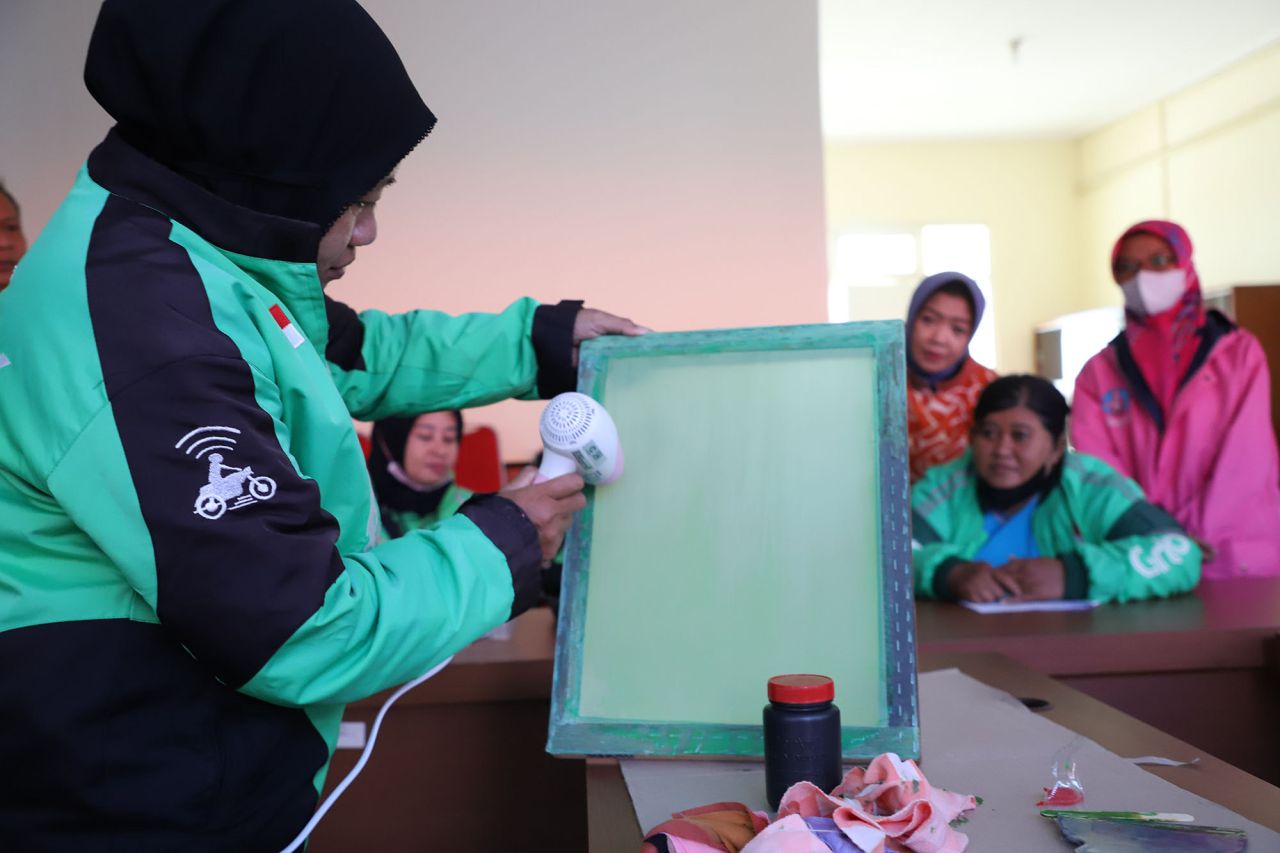 Sebanyak 21 Pengemudi Ojol Perempuan di Surabaya Ikuti Pelatihan Sablon