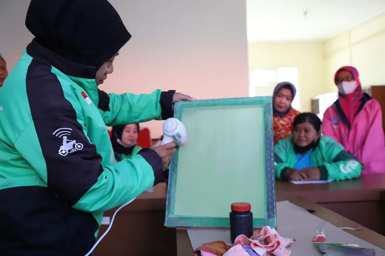 Sebanyak 21 Pengemudi Ojol Perempuan di Surabaya Ikuti Pelatihan Sablon