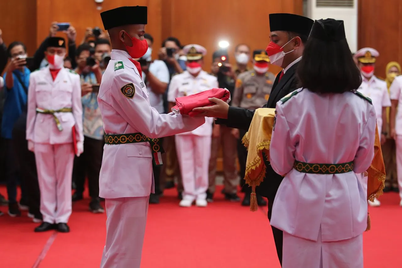 Wali Kota Eri Cahyadi Kukuhkan 99 Anggota Paskibraka Kota Surabaya