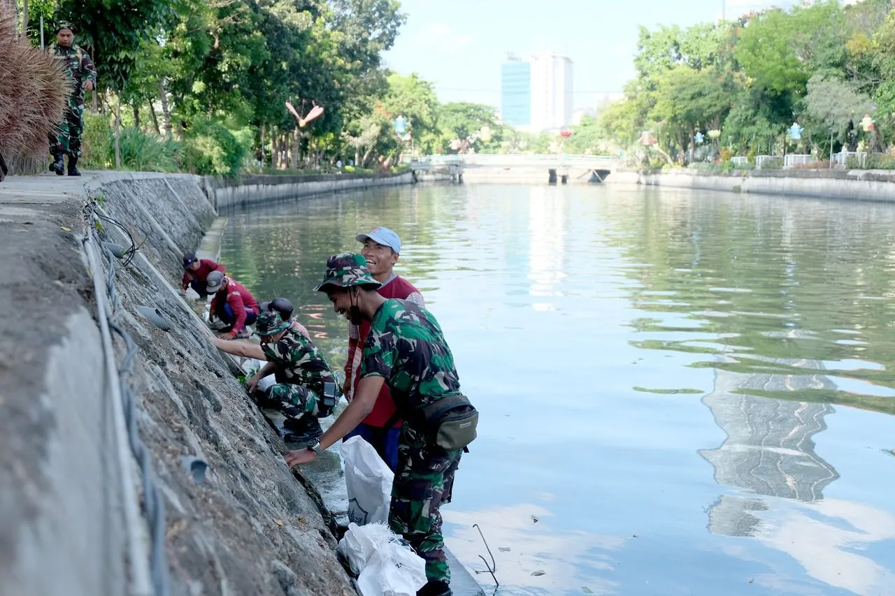 Gila! Bersih - bersih Sungai Kalimas Dapat 60 Ton Sampah