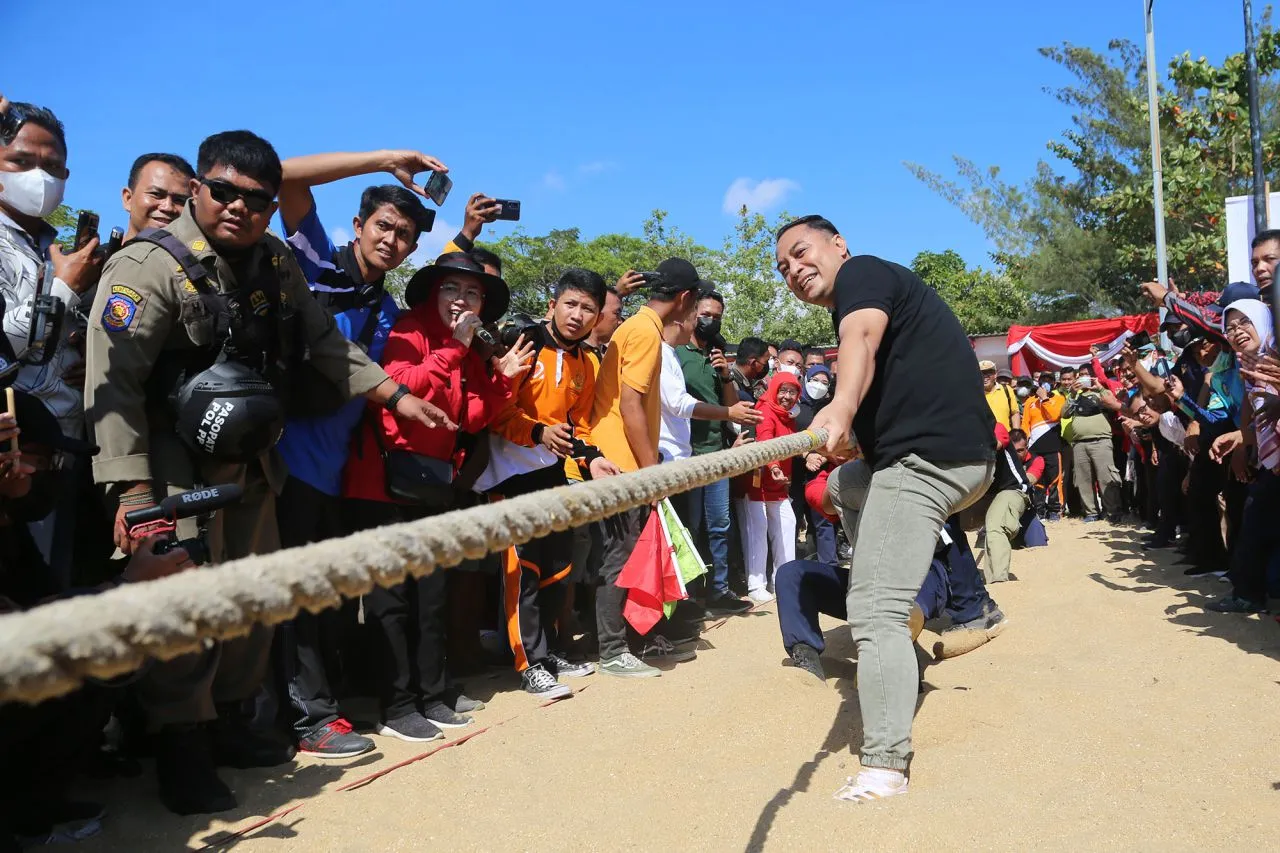 Ini Keseruan Wali Kota Eri Cahyadi Ikuti Lomba Agustusan di Pantai Kenjeran