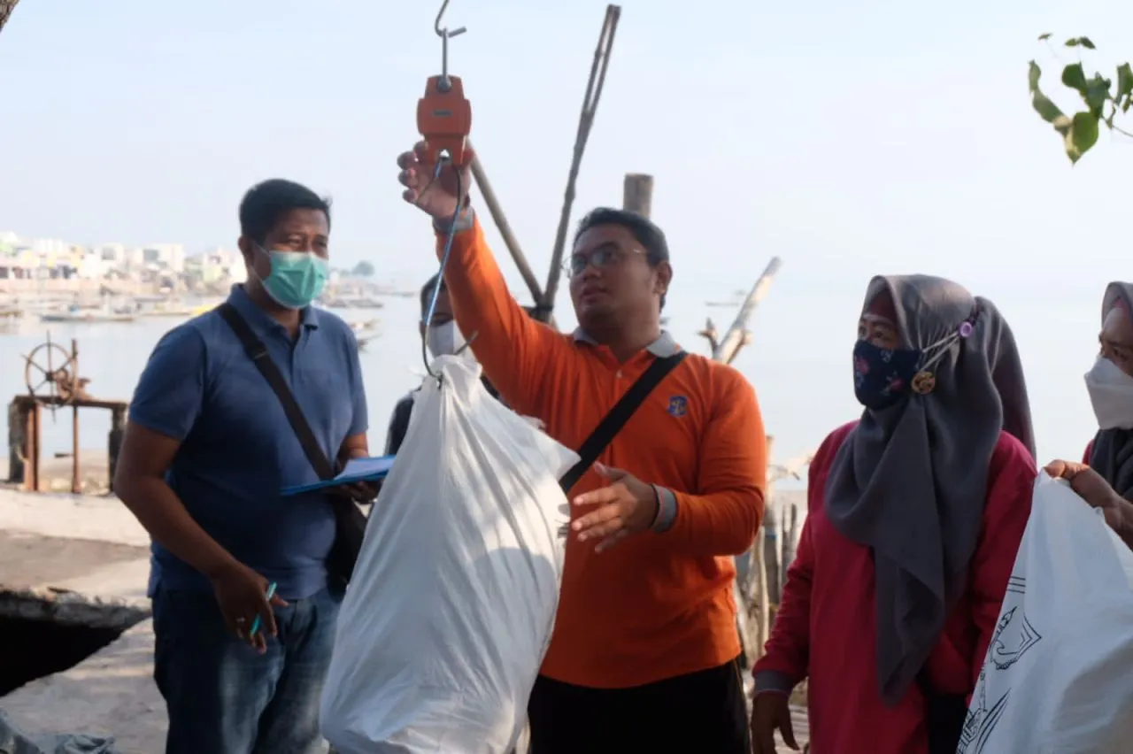 World Cleanup Day 2022, Pemkot Surabaya Bersihkan 1 Ton Sampah di Pantai Kenjeran