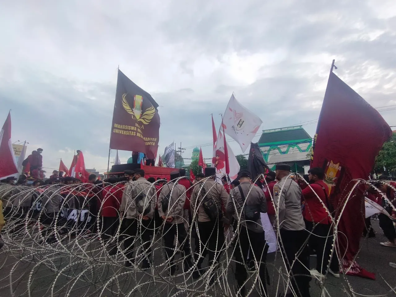 Ratusan Massa IMM Gelar Aksi di DPRD Jatim Tolak Kenaikan Harga BBM