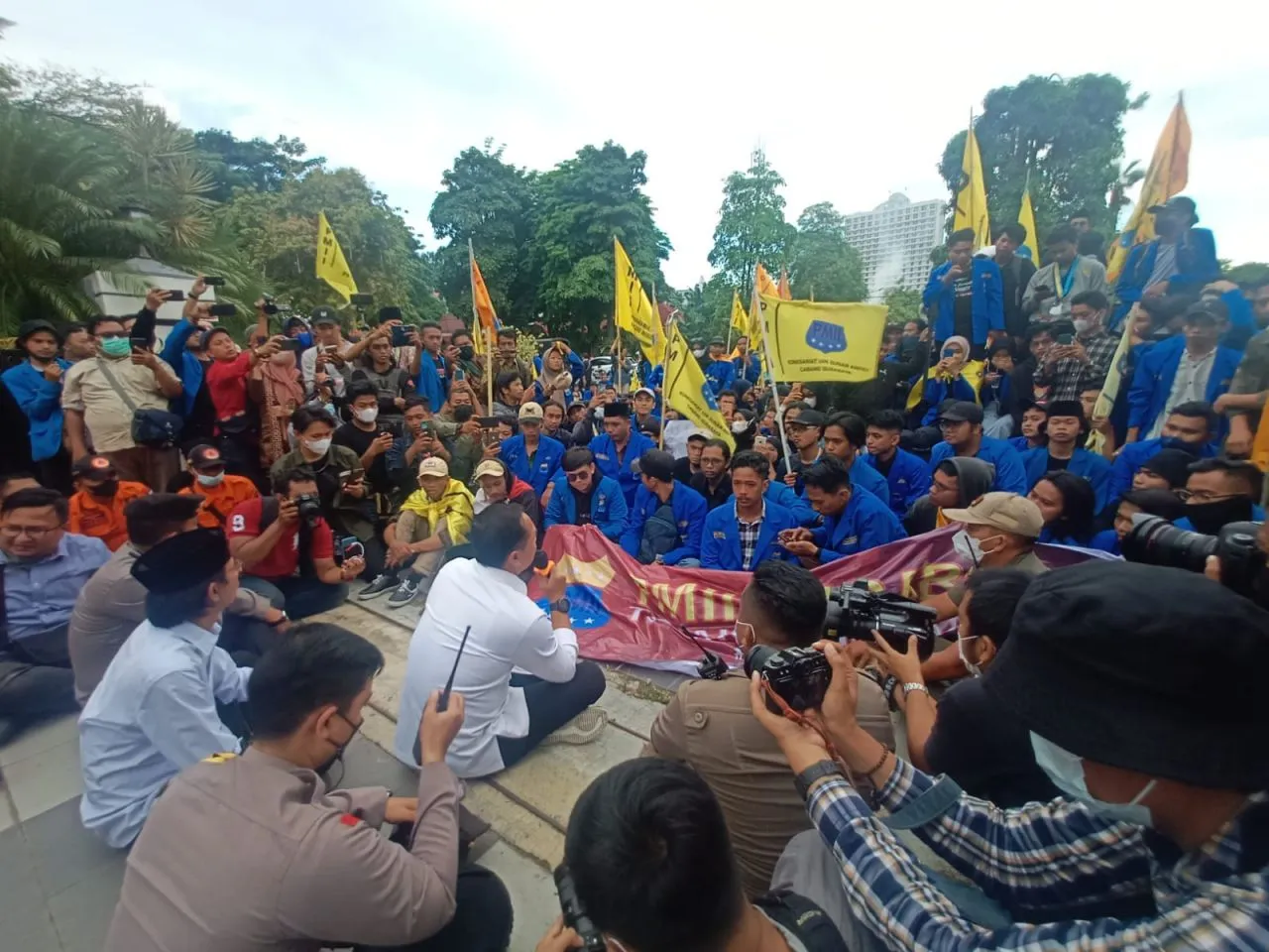 Walikota Surabaya Ajak Ratusan Mahasiswa PMII yang Demo Kenaikan BMM di Balai Kota Bersholawat