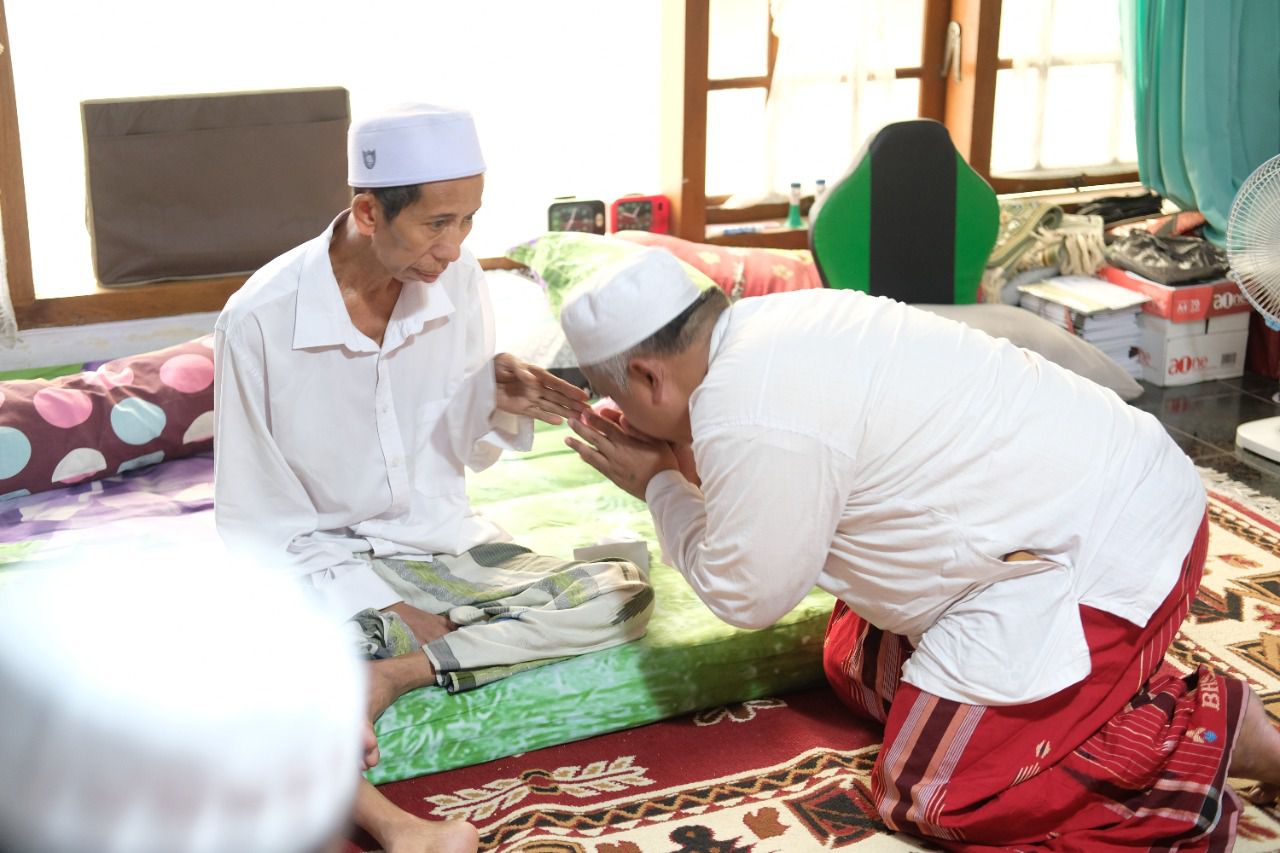 Jenguk KH Abdul Jalal Sakit, Ketua PKS Jatim Minta Anggota Teladani Semangat Perjuangan