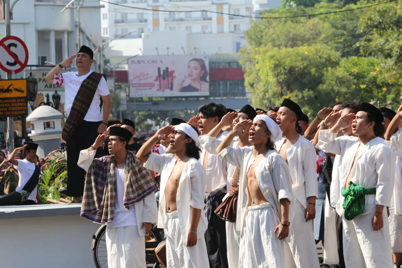 Warga Surabaya Antusias Tonton Pertunjukan Drama Musikal Porebekan Bendera di Hotel Majapahit