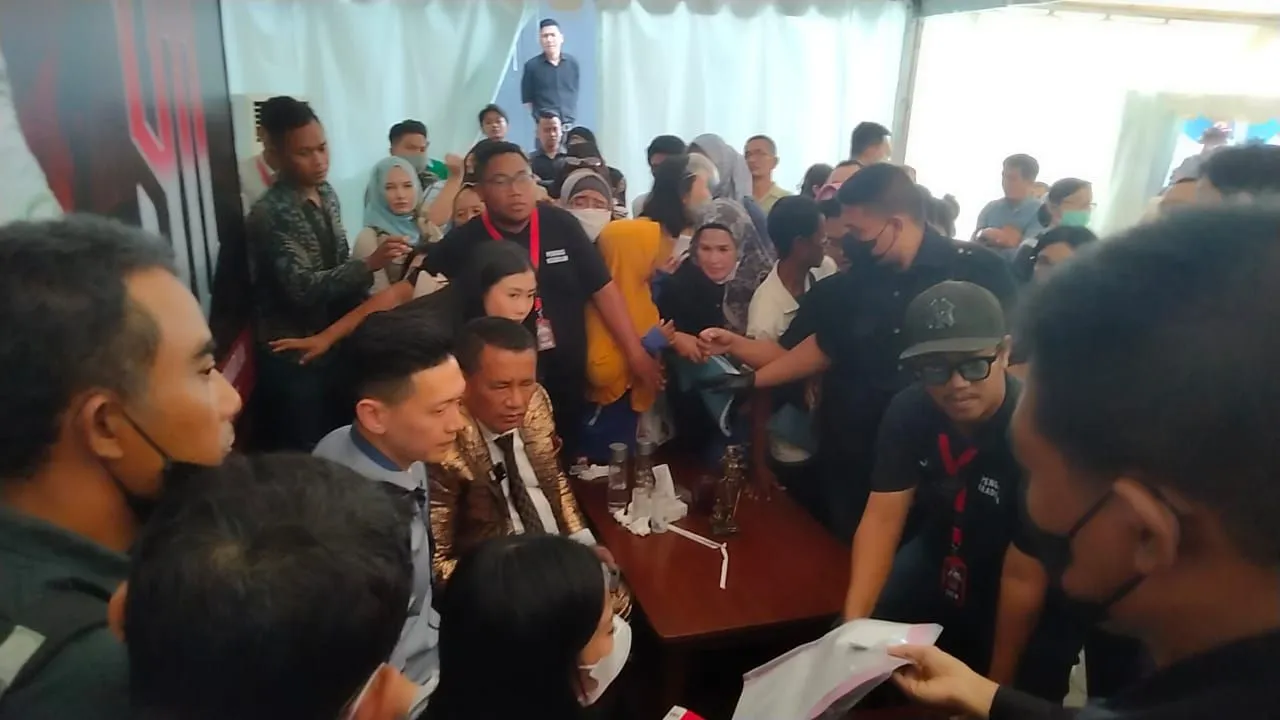 Ratusan Warga Serbu Hotman 911 di Surabaya, Mulai Kasus Perkosaan Hingga Pelakor