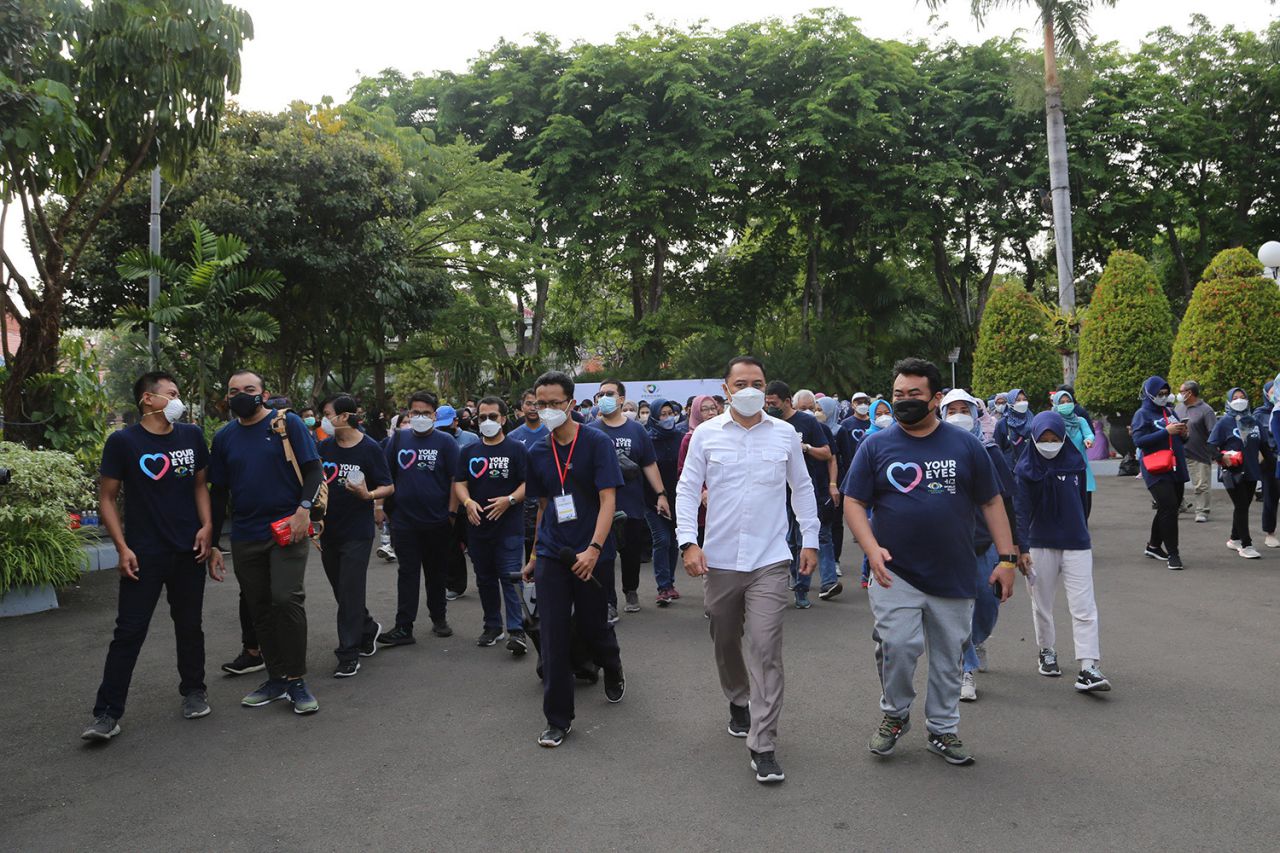 Buka Gelaran Fun Walk Perdami,Walikota Eri Cahyadi: Perkuat Sinergitas Pemberantasan Kebutaan di Surabaya