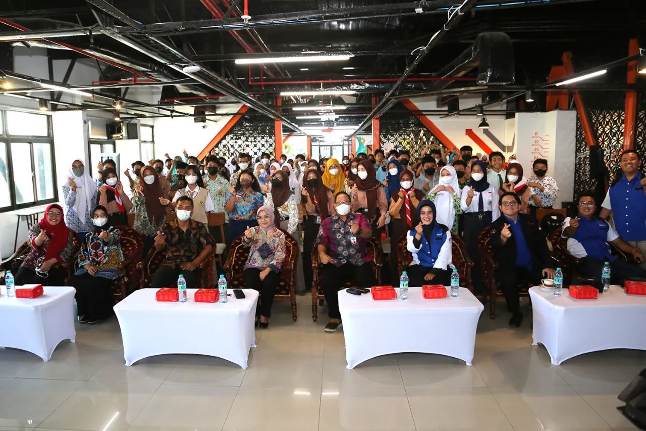 Dihadapan Ratusan Pelajar SMP Se Surabaya, Ketua TP PKK Surabaya: Boleh Main Tik Tok, Asal Bijak
