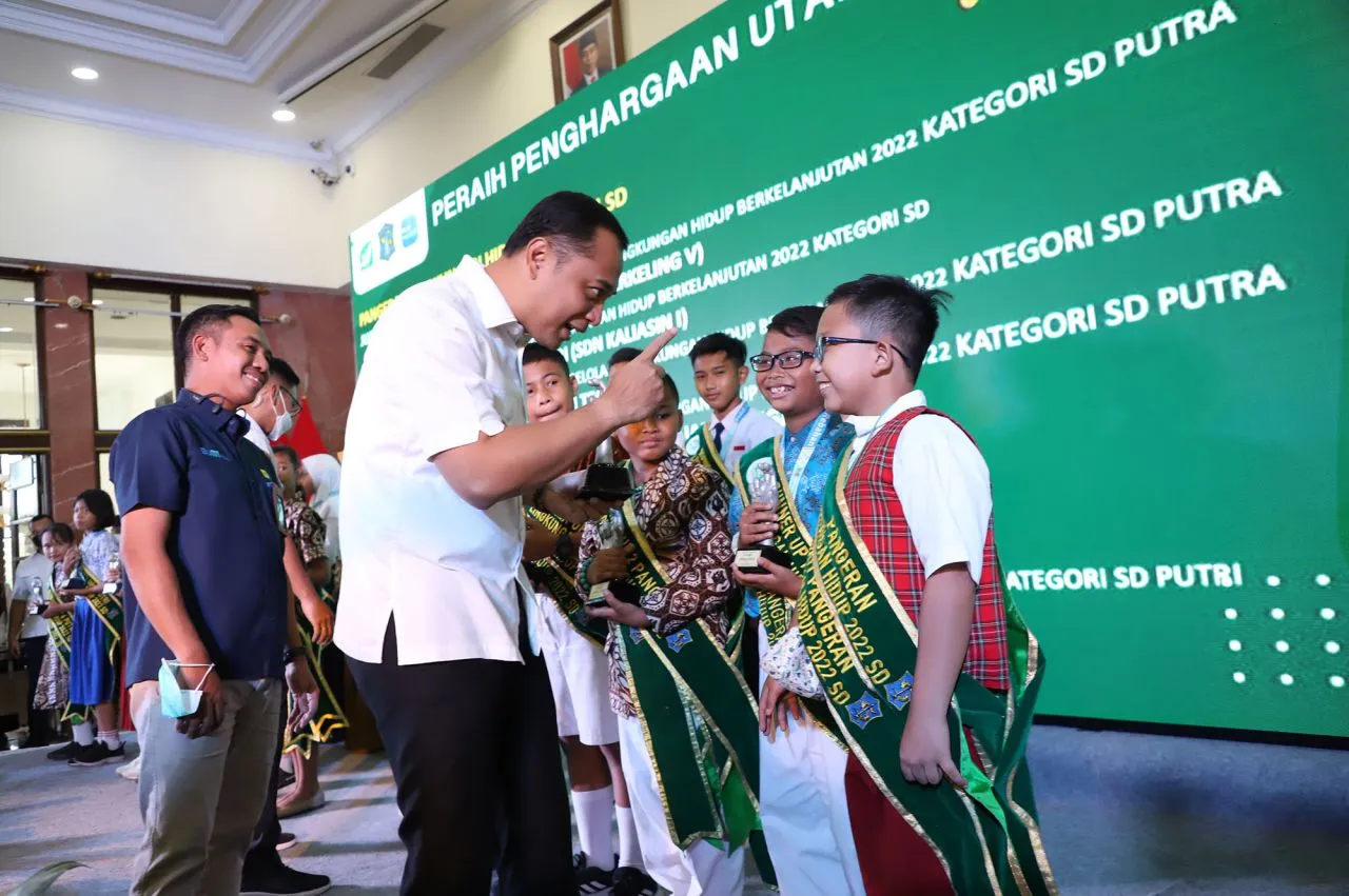 Wali Kota Eri Cahyadi Ajak Pelajar Surabaya Cintai Lingkungan Hidup