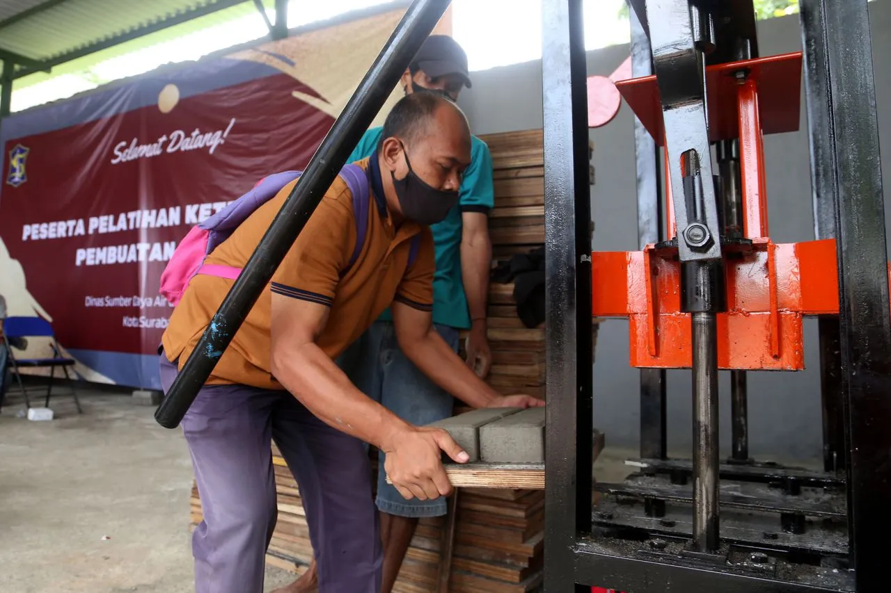 Pendapatan MBR pada Padat Karya Pembuatan Paving di Surabaya Capai Rp6-7 Juta per Bulan