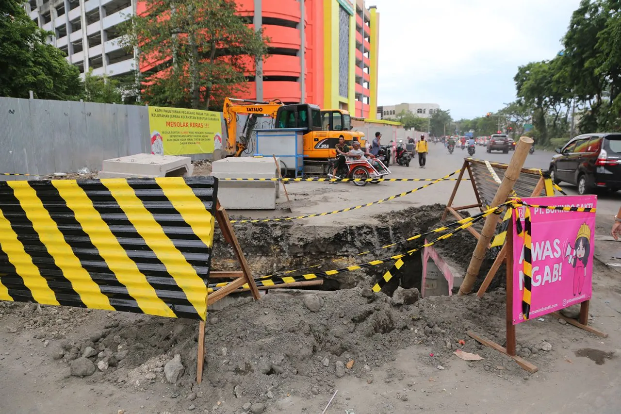 Ada Pembangunan Saluran di Depan Pasar Turi Baru, Arus Lalu Lintas di Jalan Dupak Diberlakukan Contra Flow