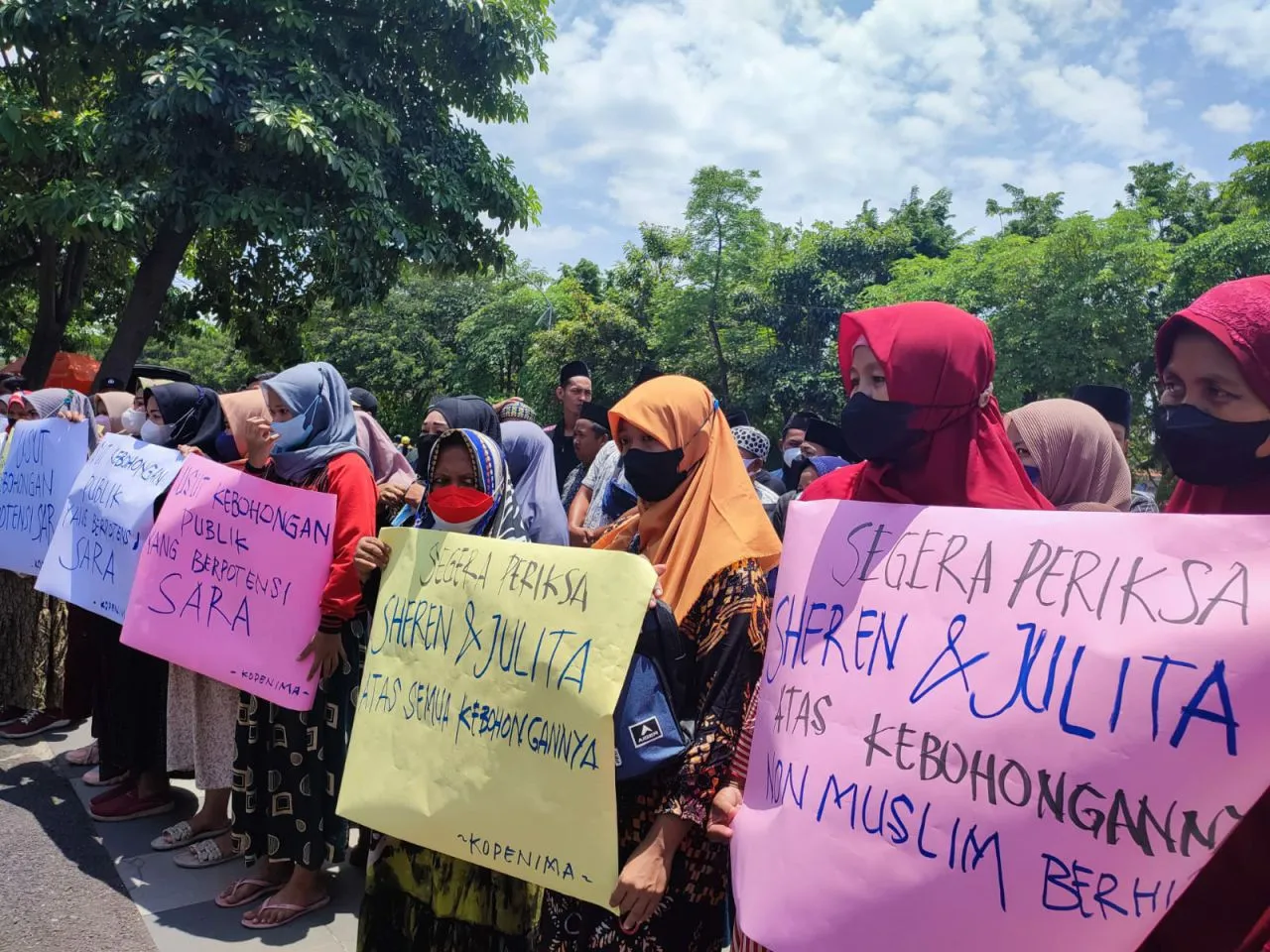 Emak-Emak Desak Polda Jatim Usut Kasus Penistaan Agama Penggunaan Hijab Non Muslim