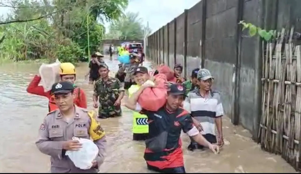 Polisi Selamatkan Lansia Terjebak Banjir di Banyuwangi