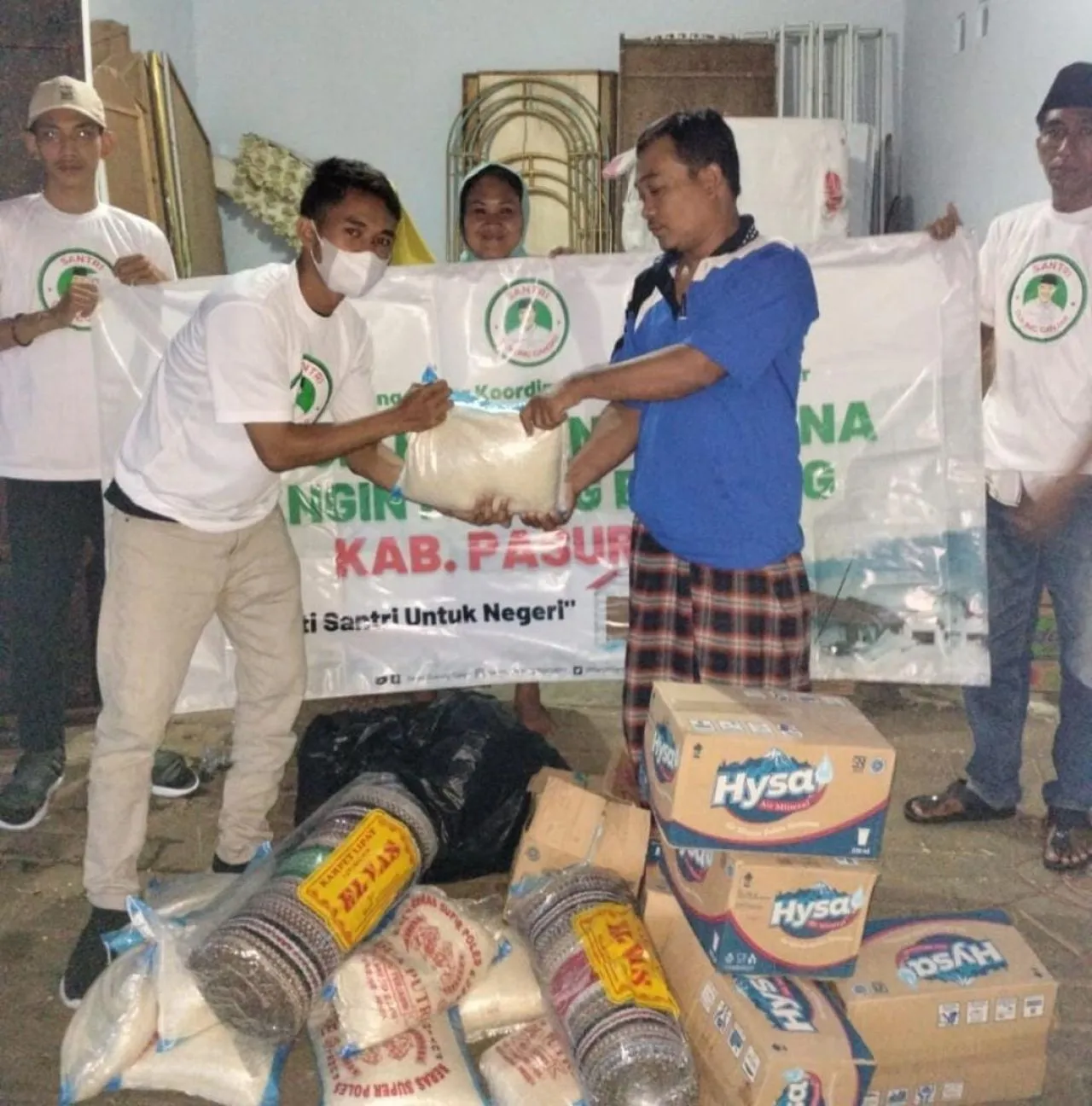 Santri Dukung Ganjar Beri Bantuan Sembako Hingga Tenda untuk Korban Puting Beliung Pasuruan