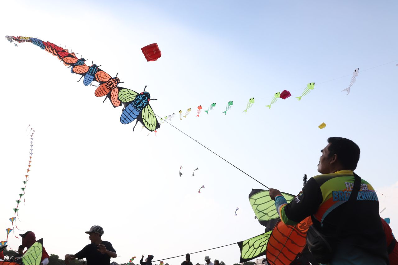 Sempat Dihentikan Karena Cuaca Buruk, Surabaya Festival Layang - Layang Internasional Kembali Digelar