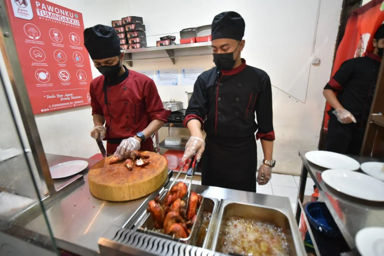 Berdayakan MBR, Ayam Canton Soerabaja Buka Gerai Baru di Jl Kedungdoro