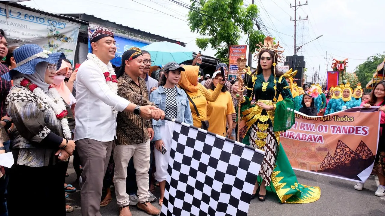 Wali kota Eri Cahyadi Buka Sekaligus Ikut Pawai Bersih Desa di Tandes
