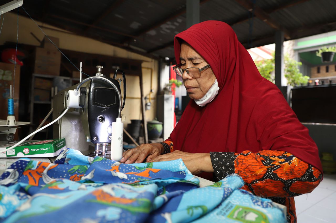 Ibu - Ibu Majelis Taklim di Surabaya Diberi Pelatihan Jahit, Ini Tujuannya