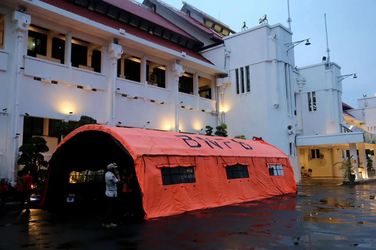 Pemkot Surabaya Kirim Alat Berat dan Buka Posko Bantuan