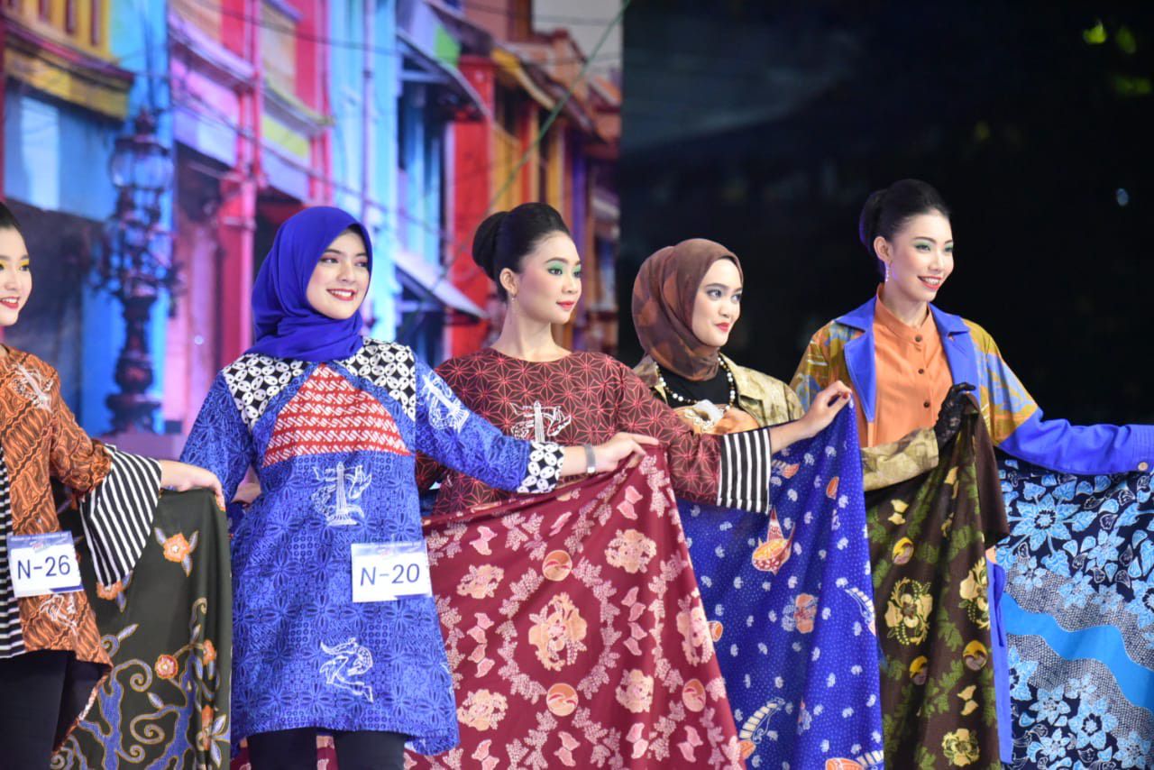 Grand Final Cak dan Ning 2022 Peragakan Busana Motif Batik Khas Surabaya
