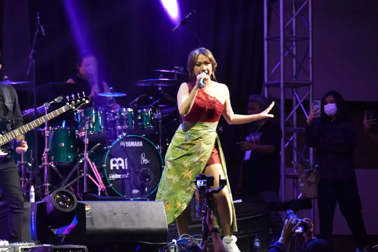 Konser Musik di Surabaya, BCL Kenakan Batik Khas Surabaya, Keren!