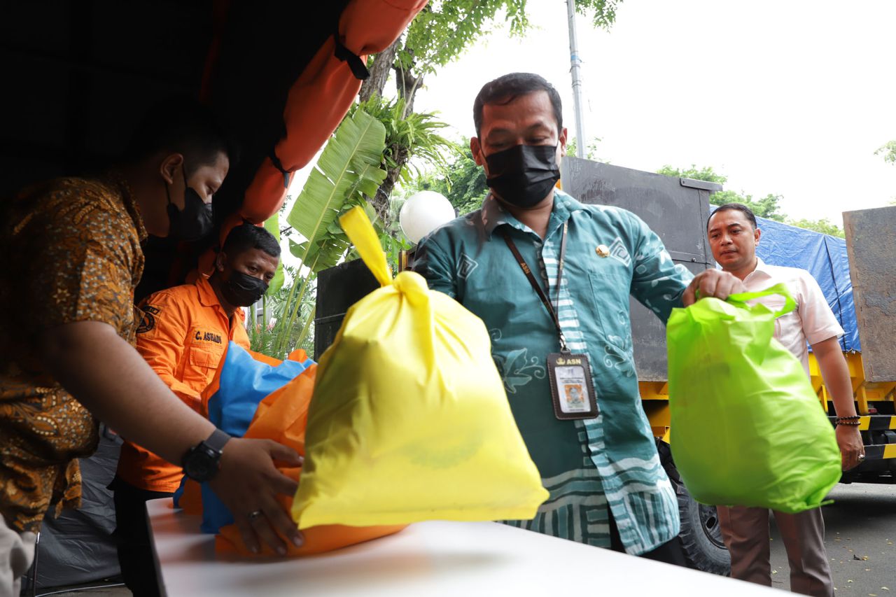Kirim 1.000 Paket Sembako untuk Korban Gempa Cianjur, Waliko Eri: Matur Nuwun Warga Surabaya!
