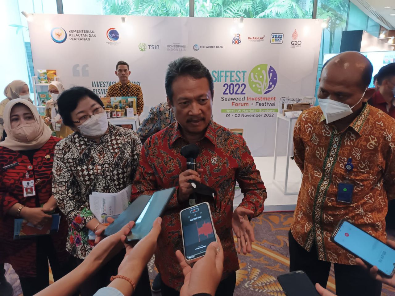 Menteri Kelautan dan Perikanan, Sakti Wahyu Trenggono saat membuka acara SIFFEST di Surabaya, Selasa (1/11/2022)