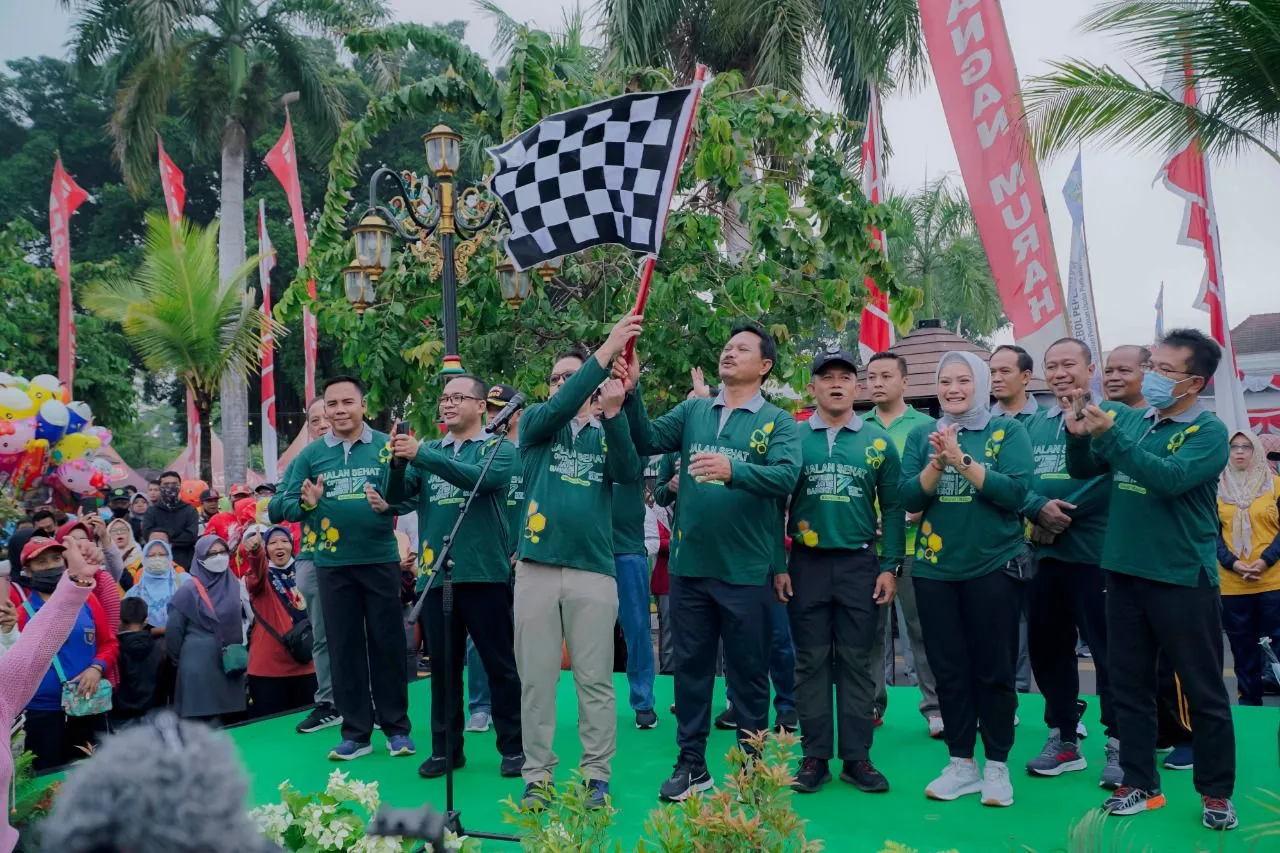 Jalan Sehat Hari Jadi ke-77 Jatim, Dirut SIER Kagum Keindahan dan Kebersihan Kota Madiun