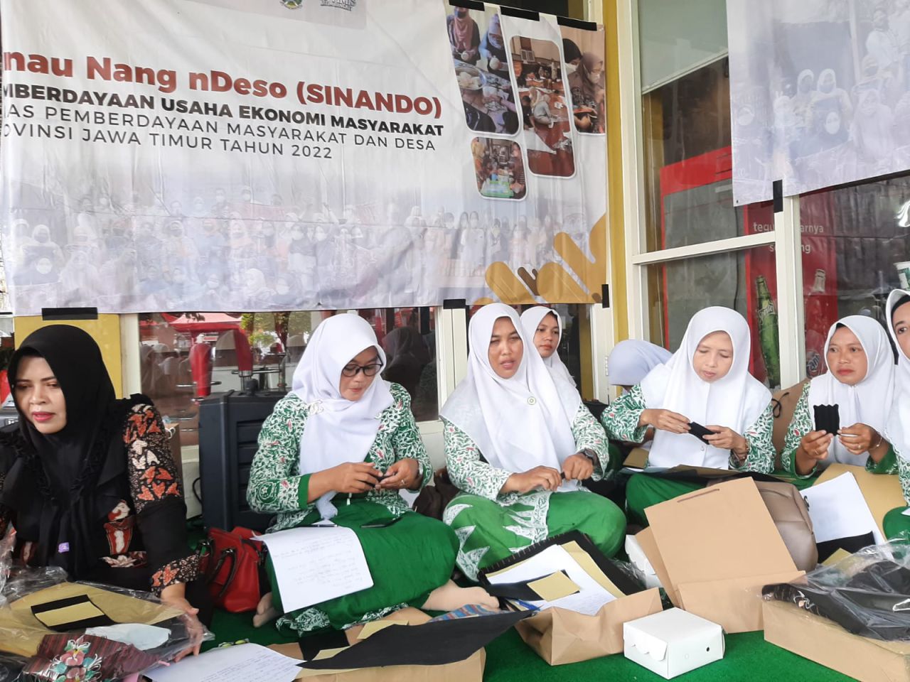 HUT Jatim Ke-77 Bakorwil Bojonegoro, Sinando Latih Fatayat Membuat Tas Pesta Kain Tenun