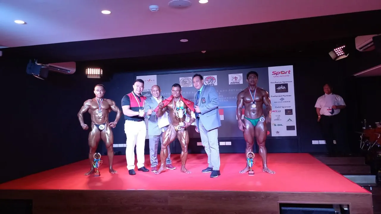 Binaragawan Jatim Akbar Asmi Juara Kejuaraan Internasional di Singapura