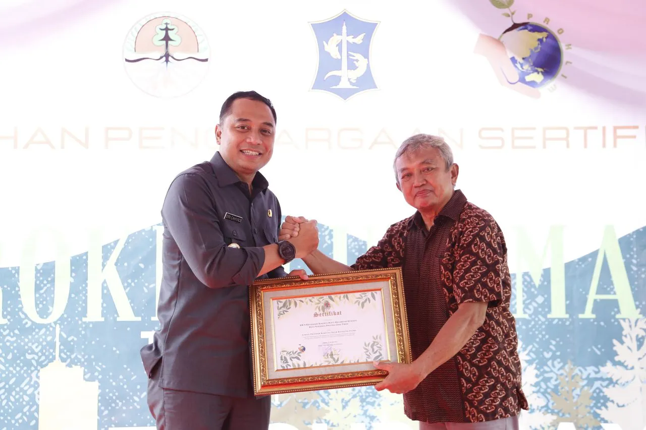 Kunjungi Juara Umum Proklim 2022, Wali Kota Eri Cahyadi Serahkan Penghargaan Kepada RW