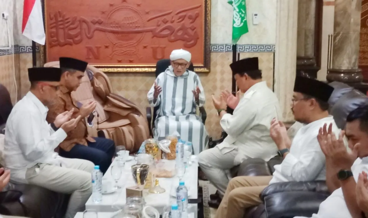 Datang ke Kediaman Kiai Miftach, Prabowo Mengaku Silaturahmi ke Teman Lama