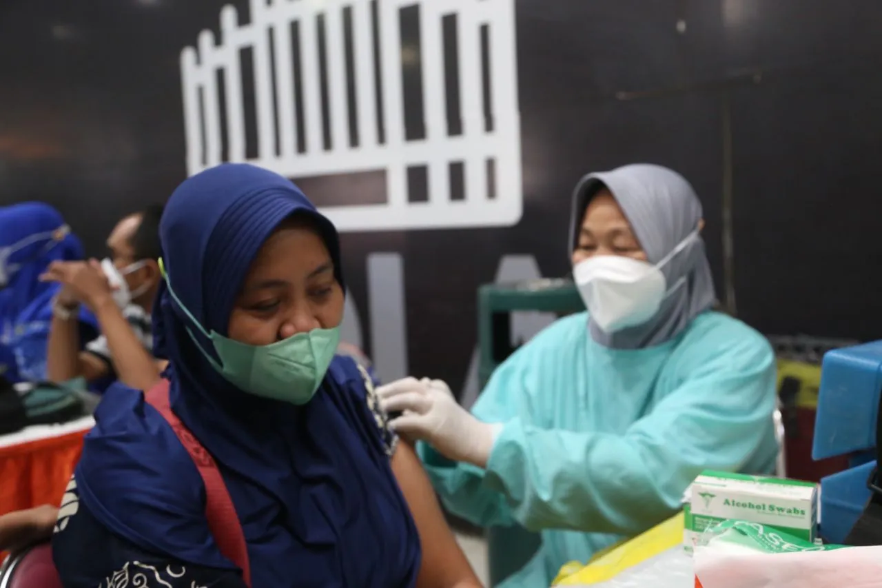 564 Kasus Covid-19 di Surabaya, Pemkot Gencar Lakukan Vaksin Booster Bagi Warga