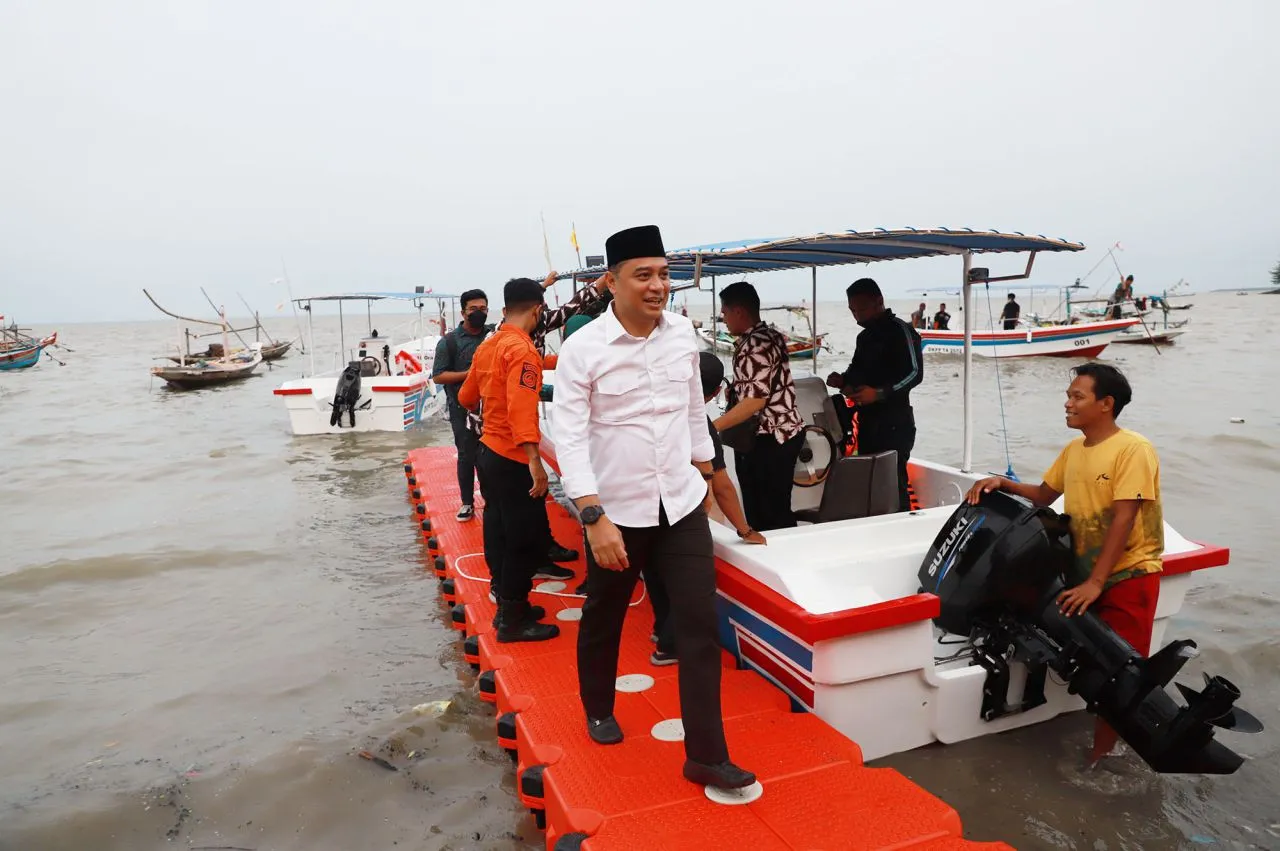 Pemkot Surabaya Beri Bantuan Perahu Wisata Bagi Nelayan Bulak