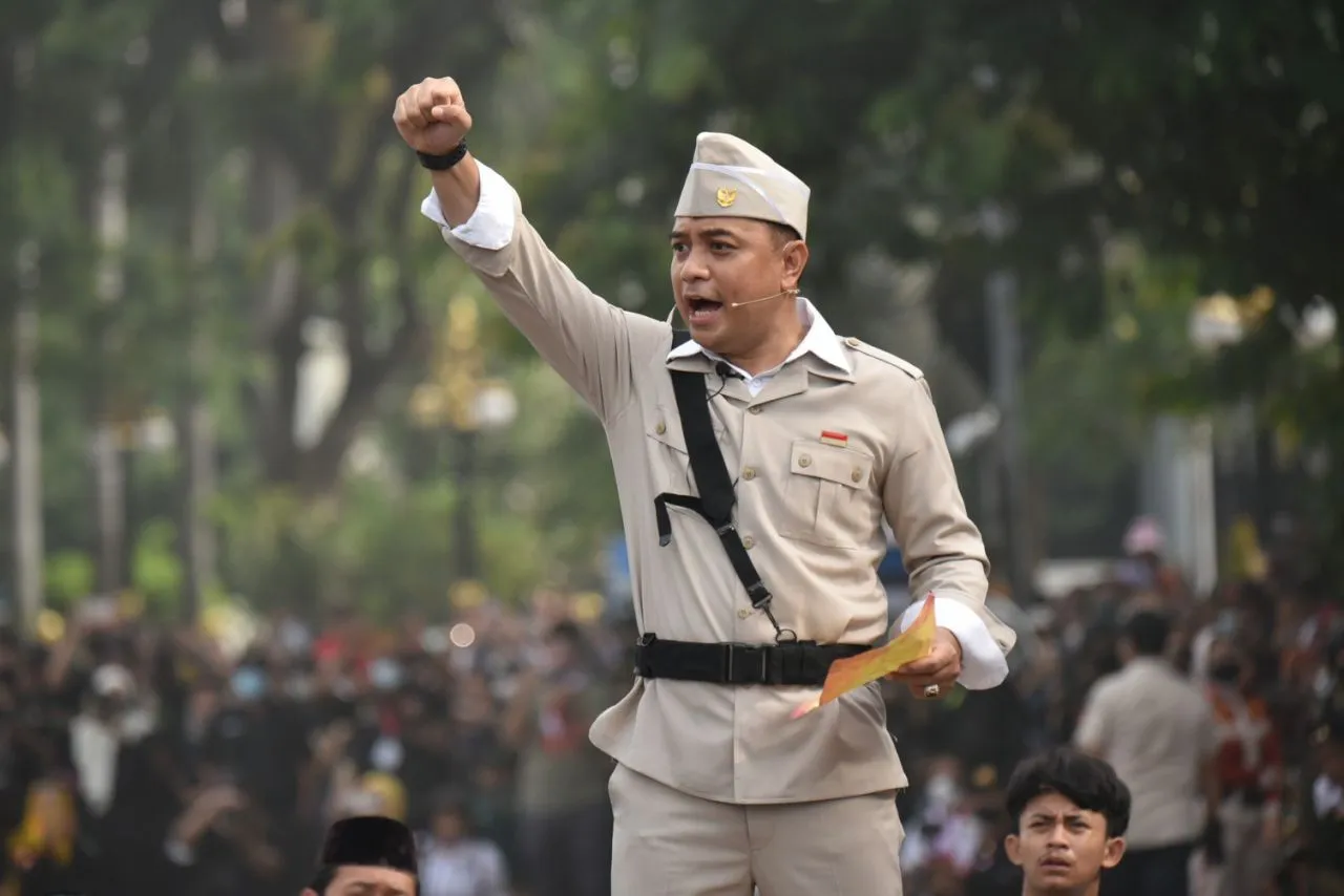 Teatrikal Parade Surabaya Juang, Wali Kota Eri Cahyadi Kobarkan Semangat Pertempuran!
